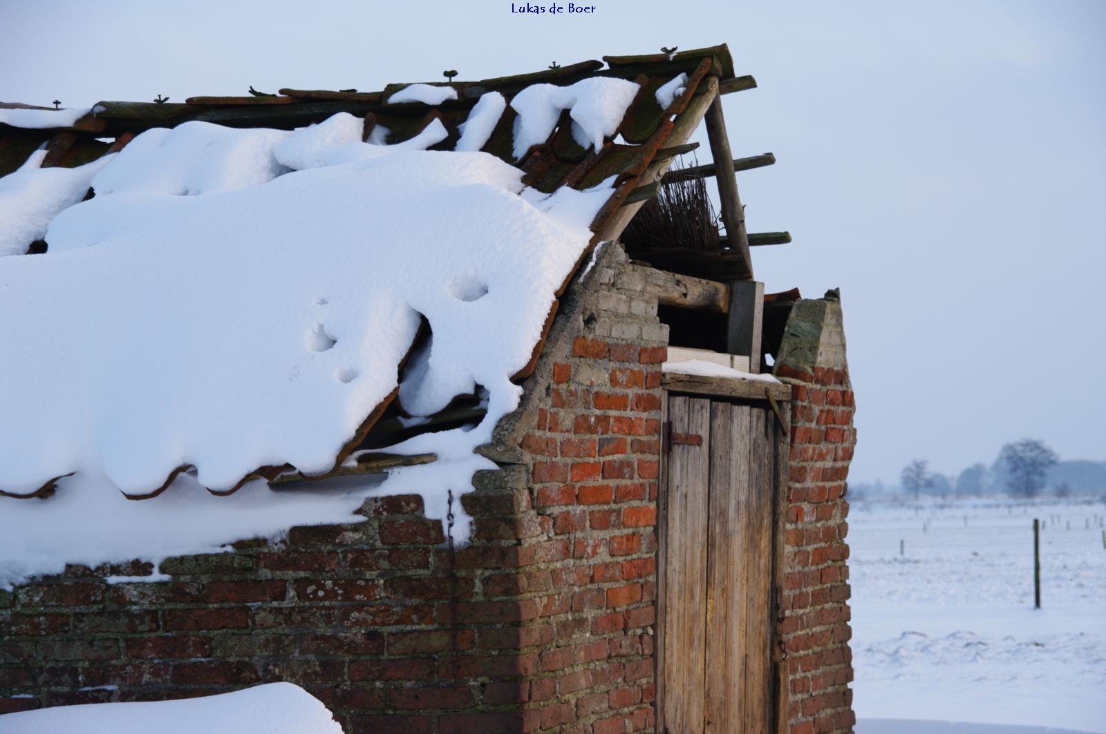 karakter_01.jpg - Vervallen hutje in de sneeuw